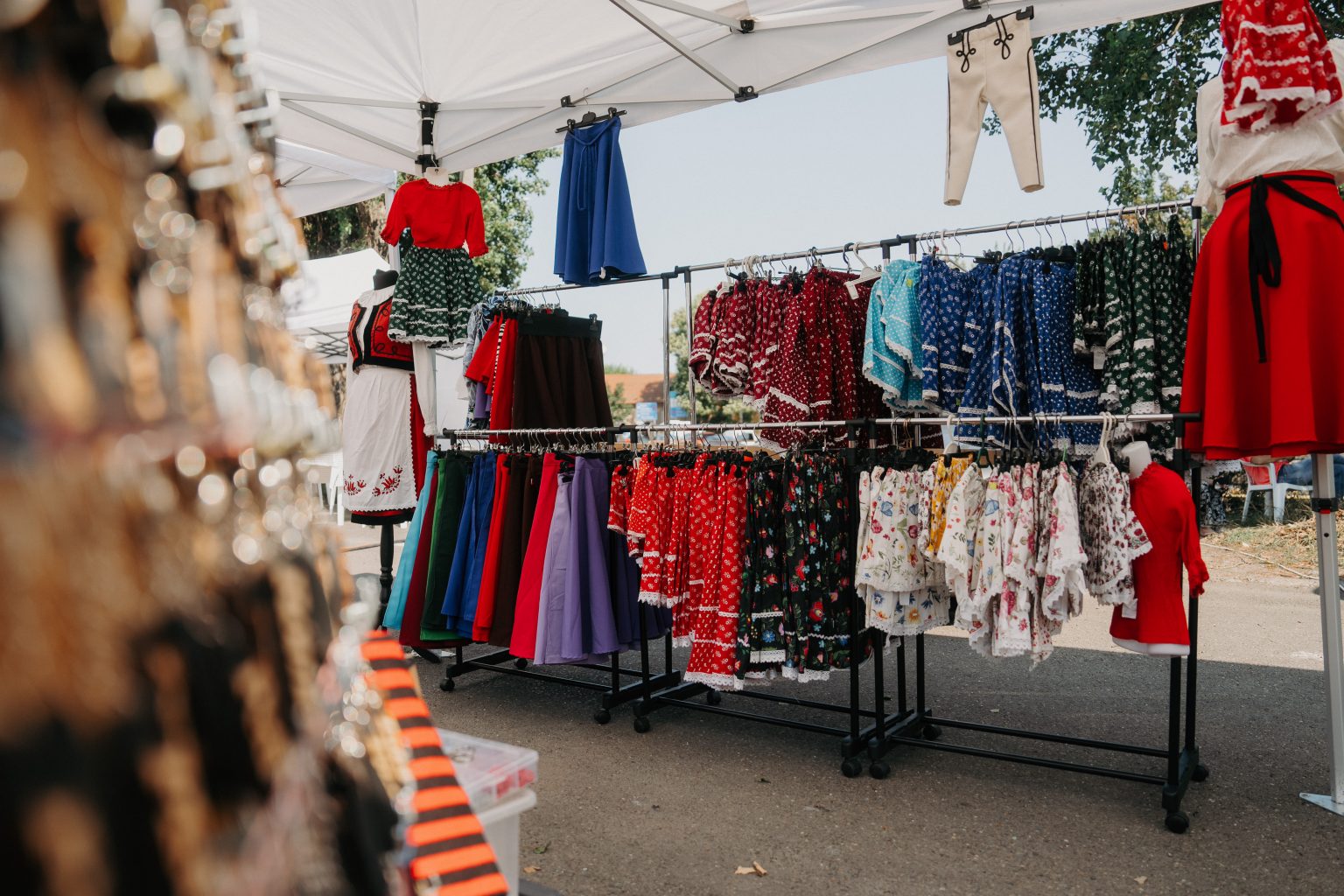 Piața Produselor Metropolitane, Metropolisz Termékek Piaca, haine, ruha