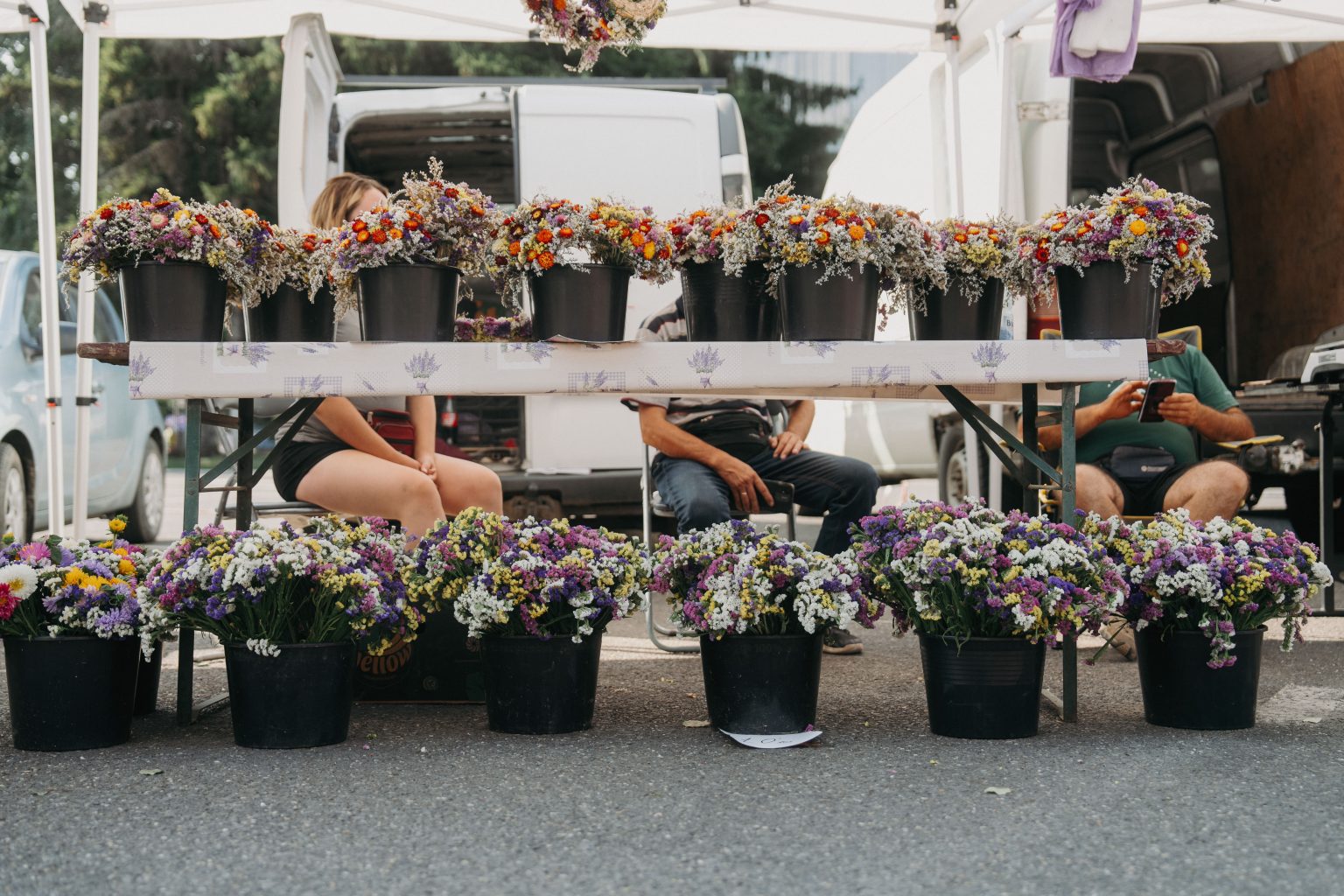 Piața Produselor Metropolitane, Metropolisz Termékek Piaca, florii